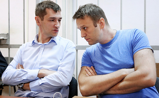 Оппозиционер Алексей Навальный и его брат Олег (справа налево) в Замоскворецком суде. Архивное фото