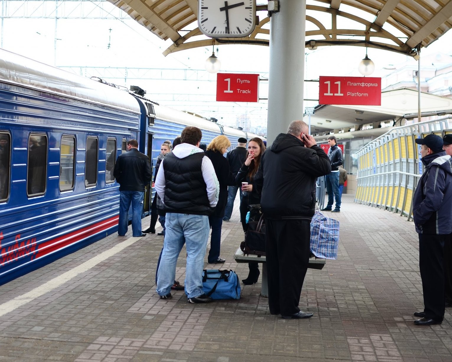 На станцию пришли 3. Русский вокзал. Финляндский вокзал поезда. Поезд Москва Петрозаводск на Финляндском вокзале. Сапсан на Финляндском вокзале.