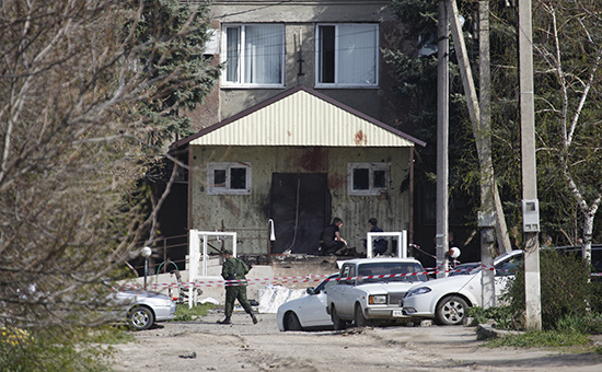На месте ​нападения террористов-смертников на&nbsp;Новоселицкий райотдел полиции 11 апреля 2016 года


