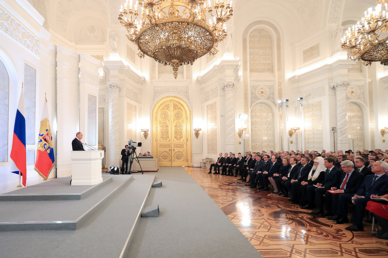 Президент России Владимир Путин (слева) во&nbsp;время выступления с&nbsp;ежегодным Посланием Федеральному собранию РФ в&nbsp;Кремле
