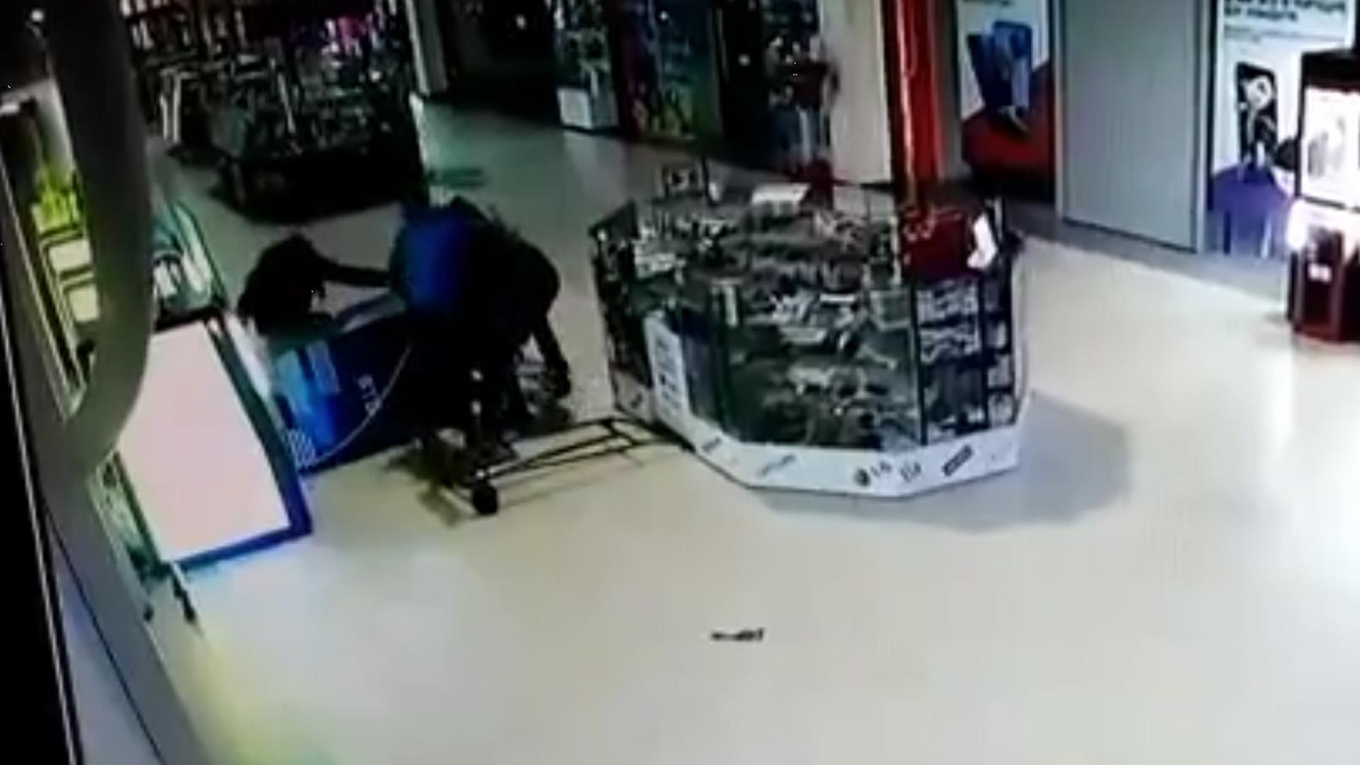 В Тамбове неизвестные украли из ТЦ банкомат. Видео