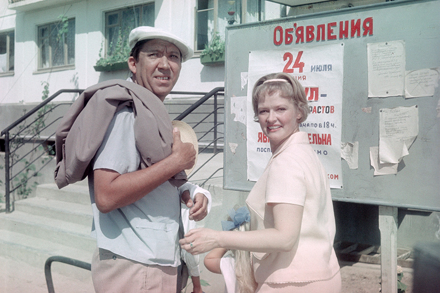 Нина Гребешкова и Юрий Никулин в фильме &laquo;Бриллиантовая рука&raquo; режиссера Леонида Гайдая, 1968 год