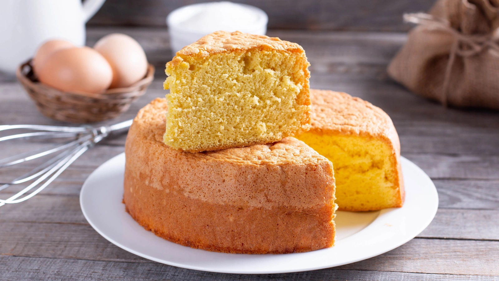 Бисквит без крема можно хранить при комнатной температуре в герметичном контейнере до трех дней