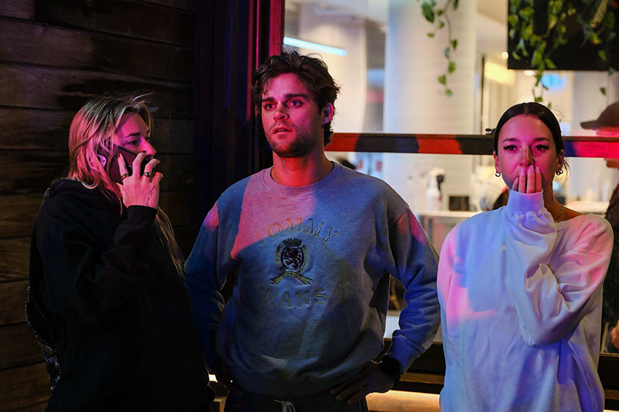 Премьер-министр Австралии Энтони Альбанезе назвал ситуацию &laquo;шокирующей и тревожной&raquo;. Президент Израиля Ицхак Герцог осудил стрельбу на пляже в Сиднее и выразил соболезнования пострадавшим. Нападавших он назвал &laquo;мерзкими террористами&raquo;.