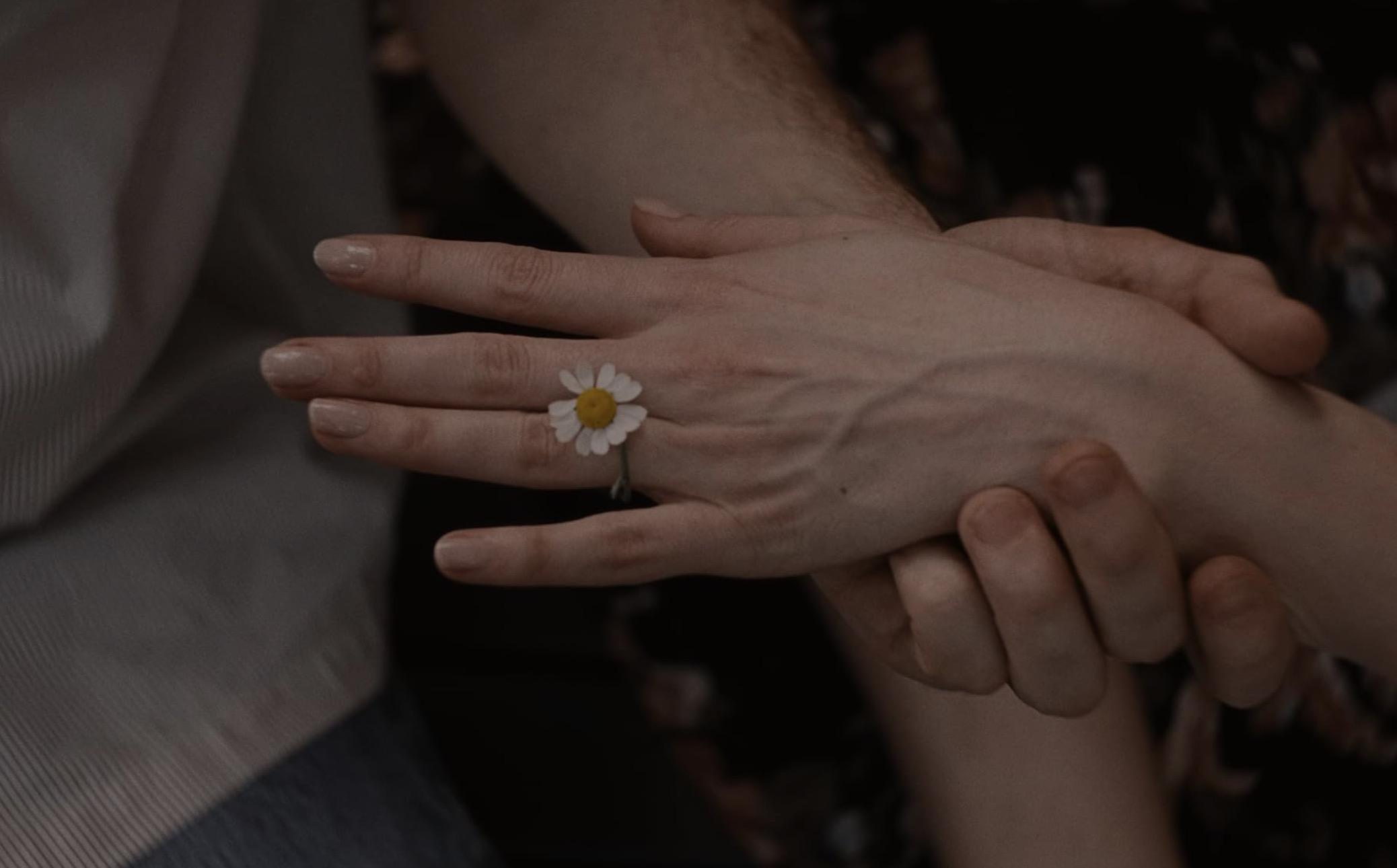 «Материалистка».Мелодрама от режиссера Селин Сон про нью-йоркскую сваху из брачного агентства, которой выпадает джек-пот в виде богатого и успешного холостяка, но выбирает она в итоге своего бывшего (почти нищего), взбудоражила соцсети. Зрители разделились на «команду Педро Паскаля» и «команду Криса Эванса», участники осуждали или восторгались моральной стойкостью героини Дакоты Джонсон. Название «Материалисты» в российской локализации стало феминитивом, подставив актрису Джонсон под удар — ведь это она попала в центр любовного треугольника и вместе со зрителем осуществляла свой сложный выбор