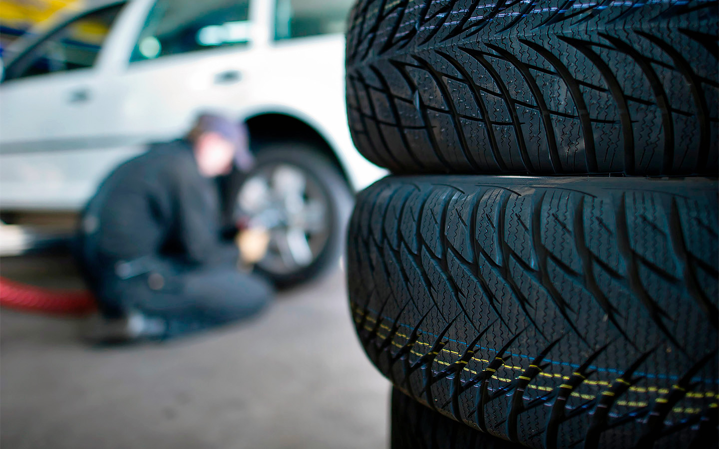 Отсутствие шипов делает фрикционные покрышки малошумными, но на льду &laquo;липучка&raquo; проигрывают шипованным шинам