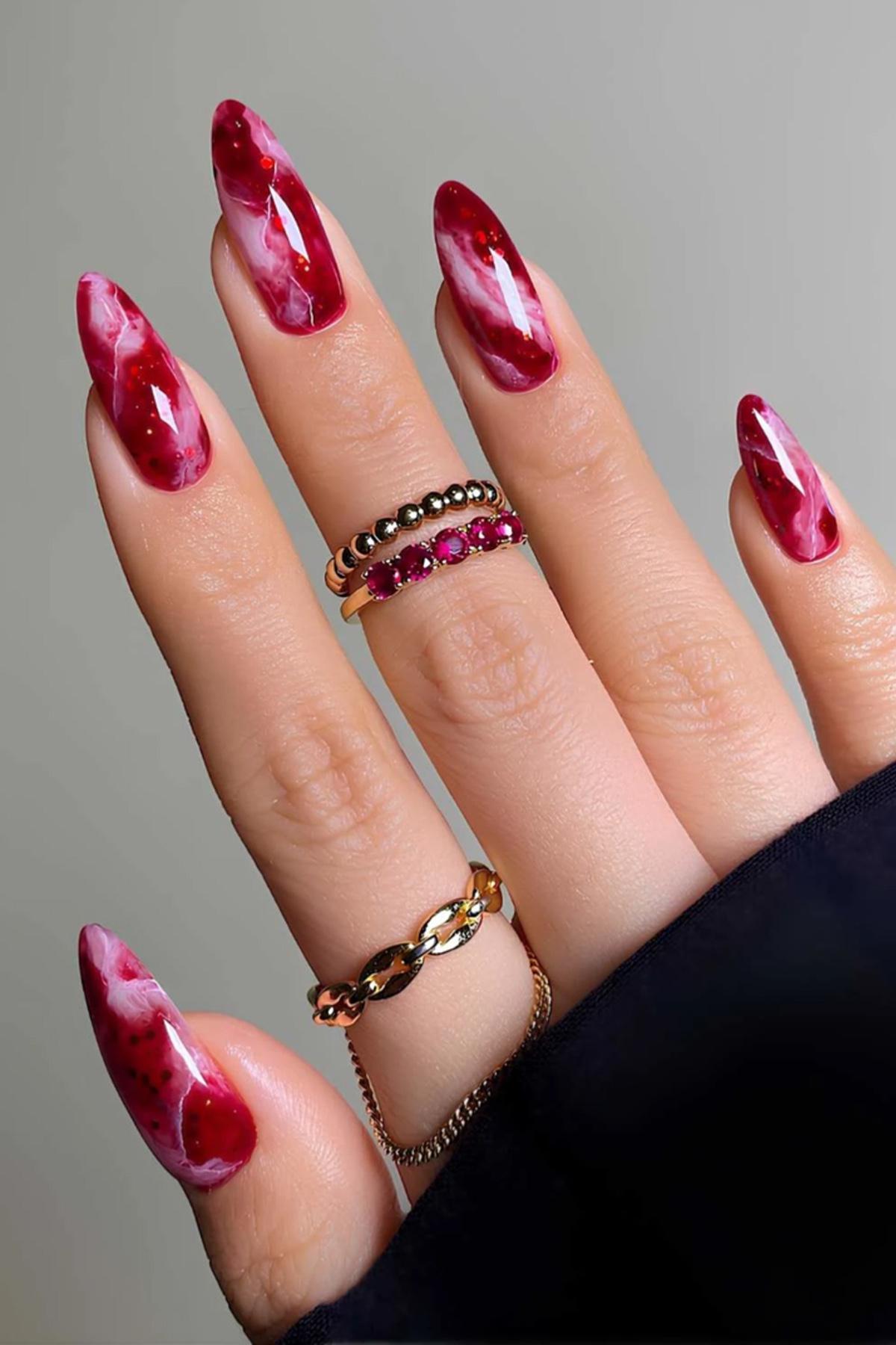 Разводы создают эффект растекающейся краски