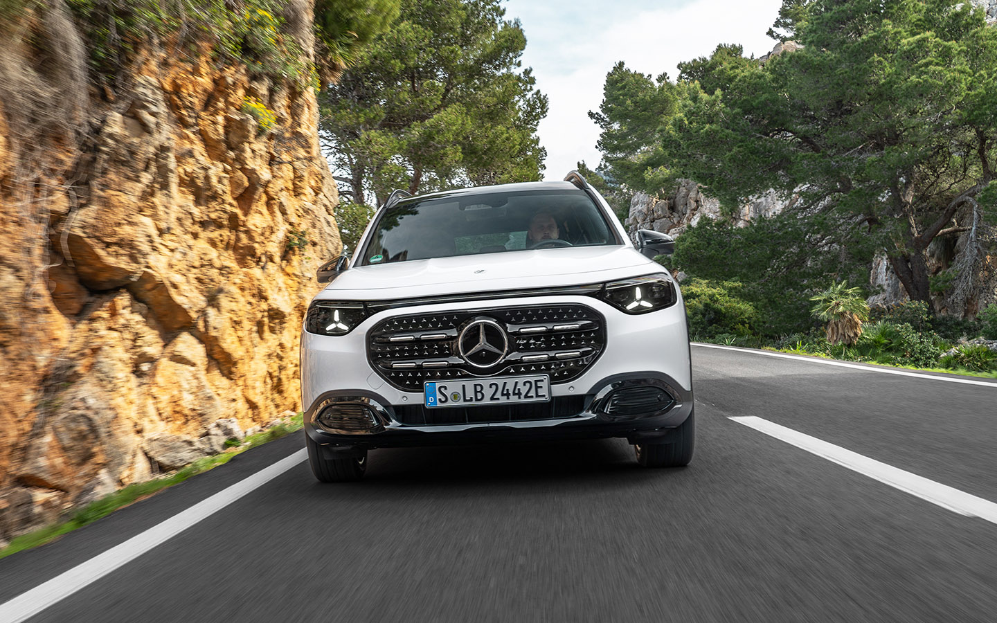 На неровностях подвеска немного жестковата, но любителям спортивных машин понравится