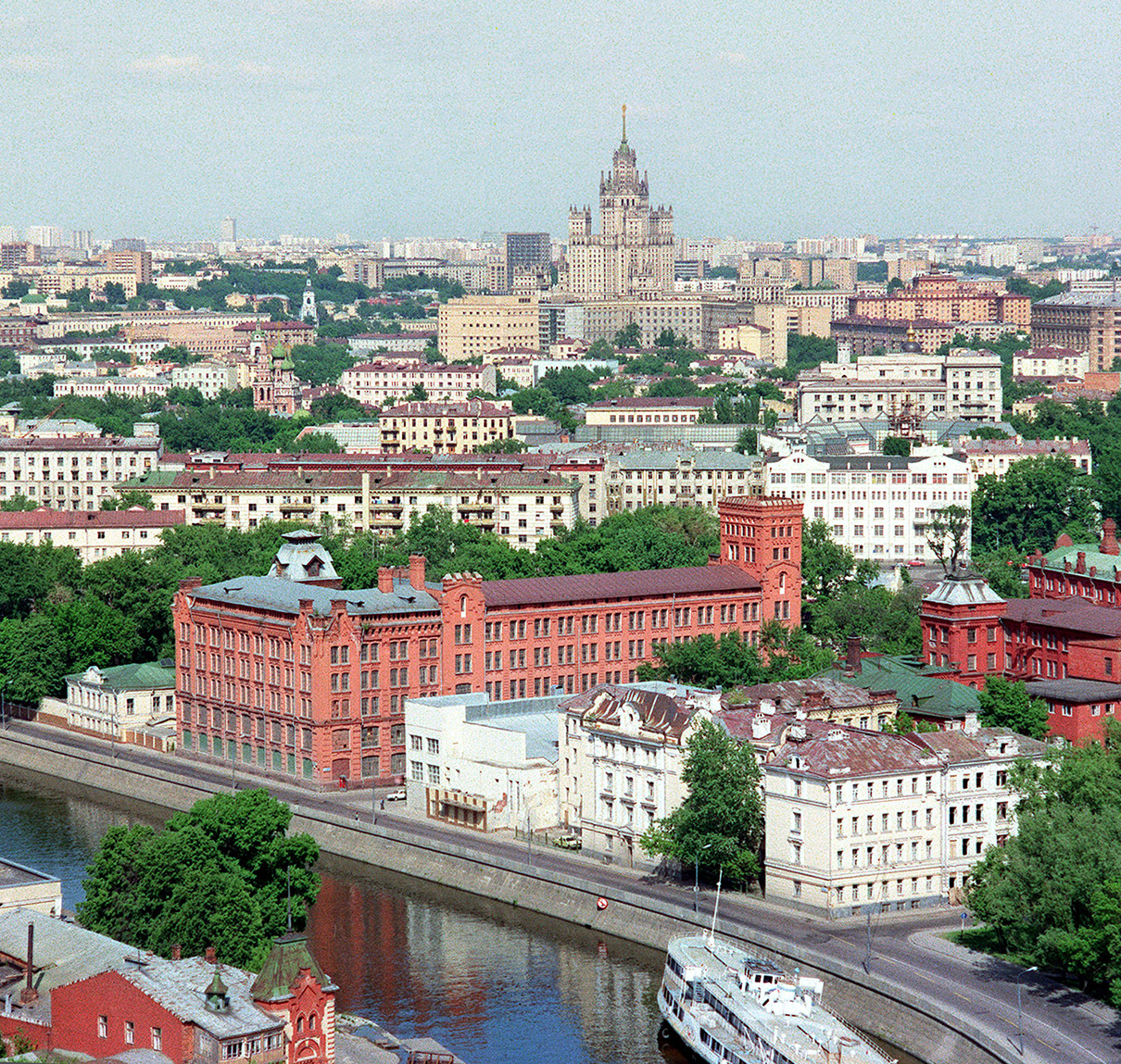 Вид на Якиманскую набережную Москвы-реки в 1992 году