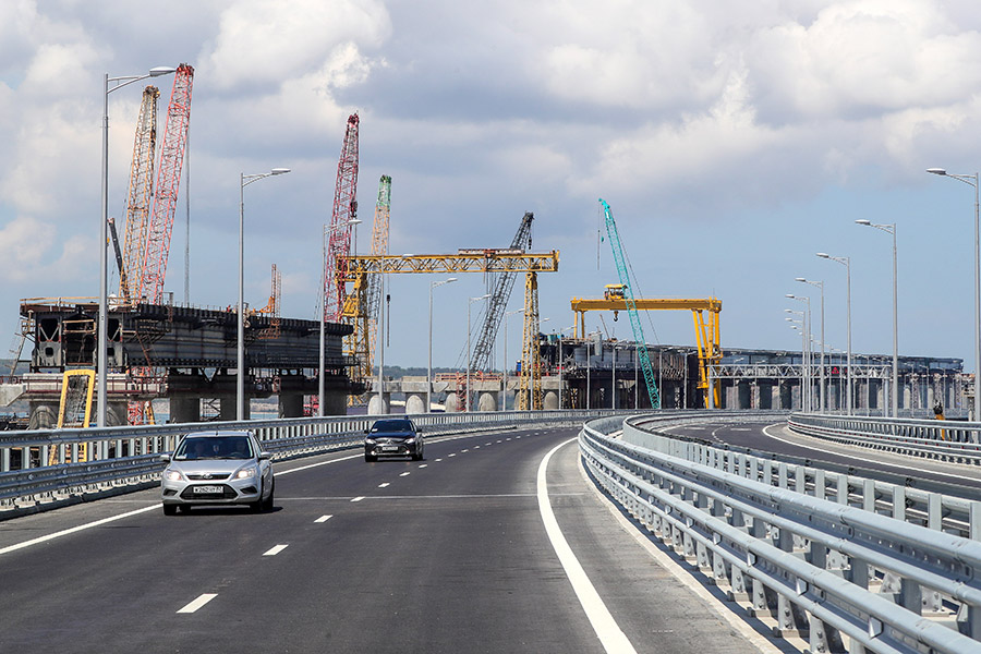 Максимальная разрешенная скорость движения по мосту составляет 90 км/ч.​
