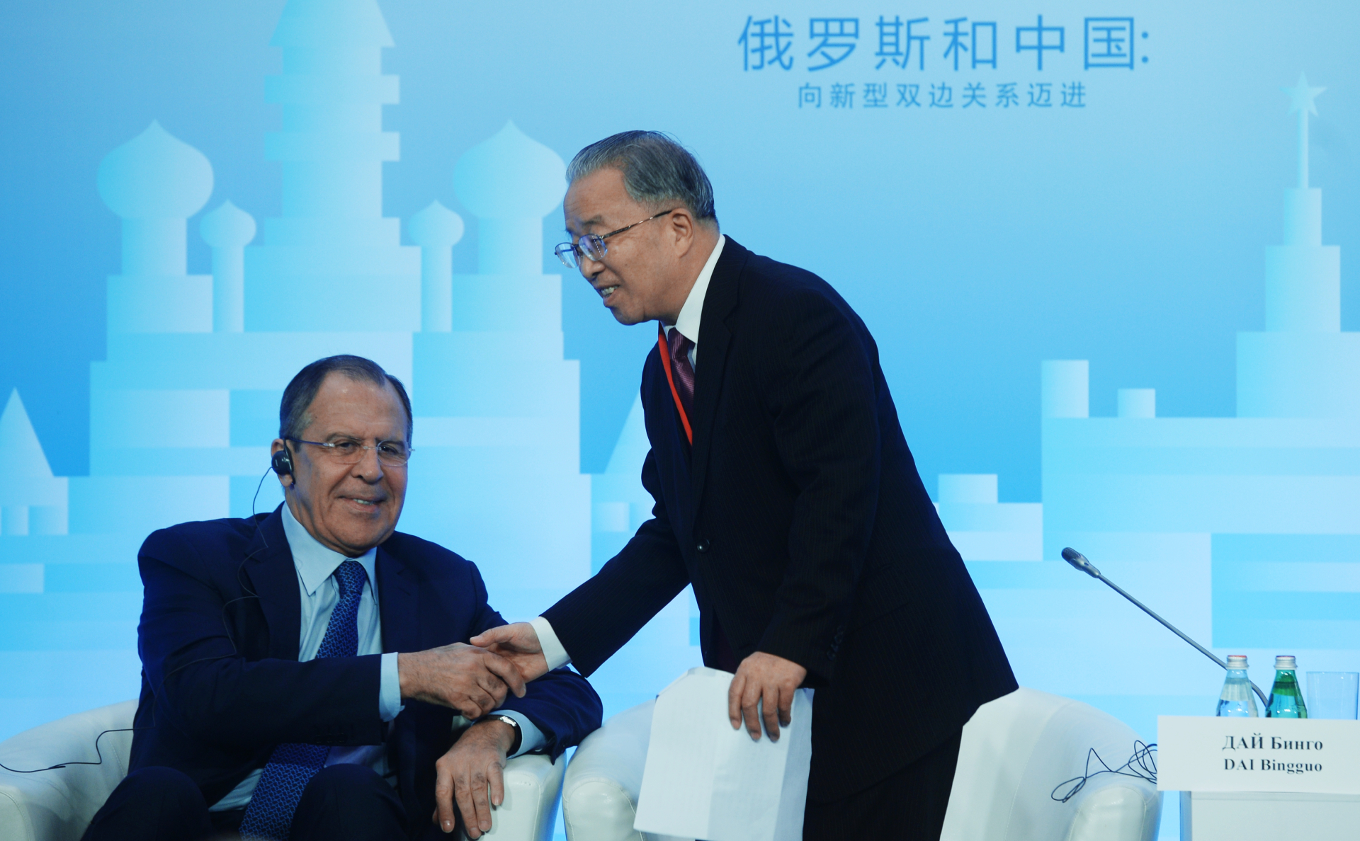Сергей Лавров (слева) и сопредседатель Российско-Китайского комитета дружбы, мира и развития Дай Бинго