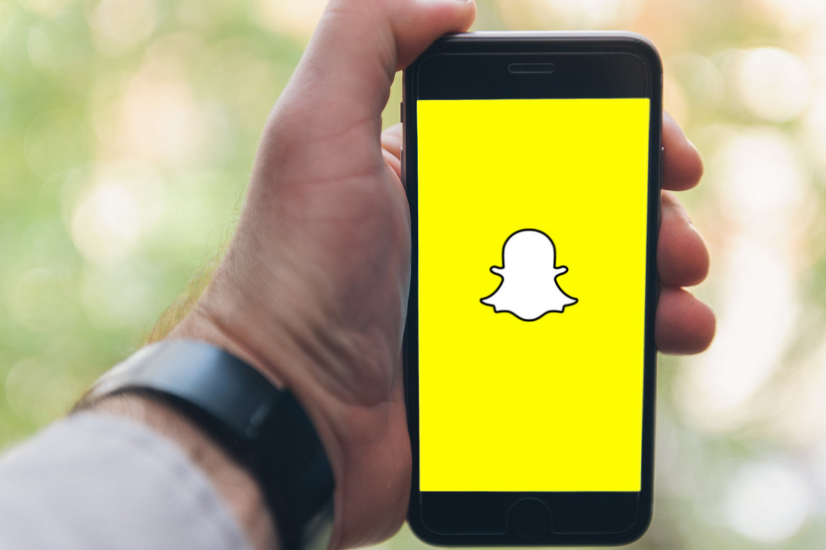 Логотип Snapchat на экране мобильного телефона