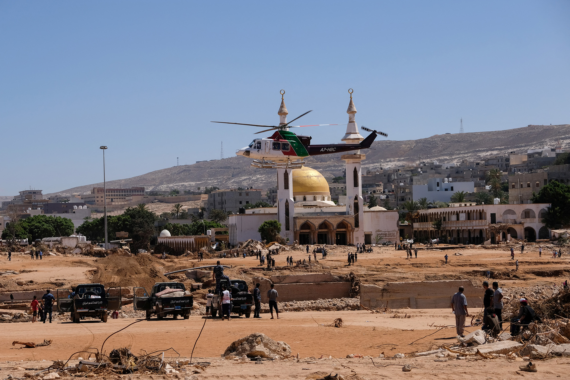 Мечеть в Дерне после наводнения, 13 сентября

Ливийские власти (ПНЕ) потребовали провести расследование обстоятельств обрушения плотины близ города Дерна, которое привело к значительному увеличению числа жертв в этом регионе.