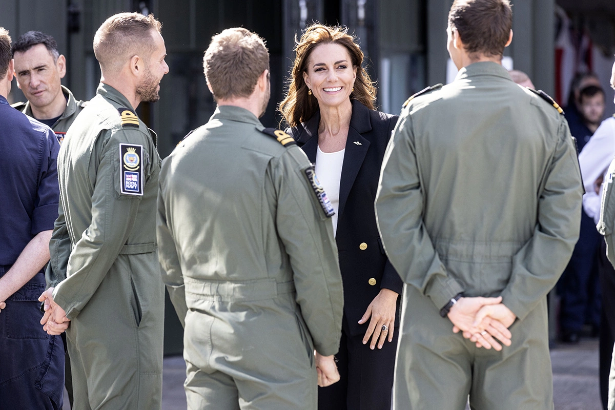 <p>Кейт Миддлтон во время визита на Королевскую военно-морскую авиабазу (RNAS) Йовилтон</p>
