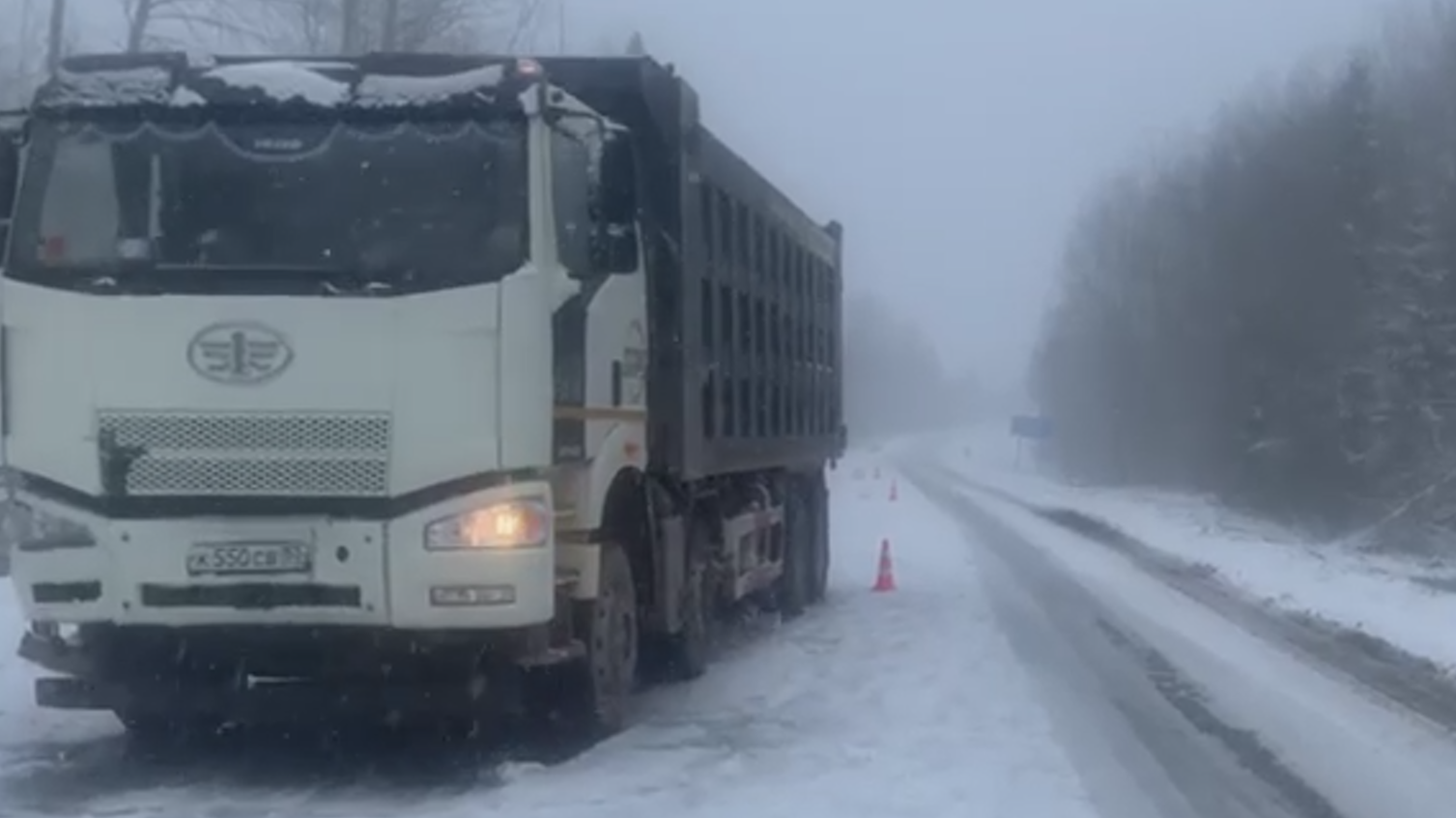 На трассе между Москвой и Петербургом снизили скорость из-за снегопада