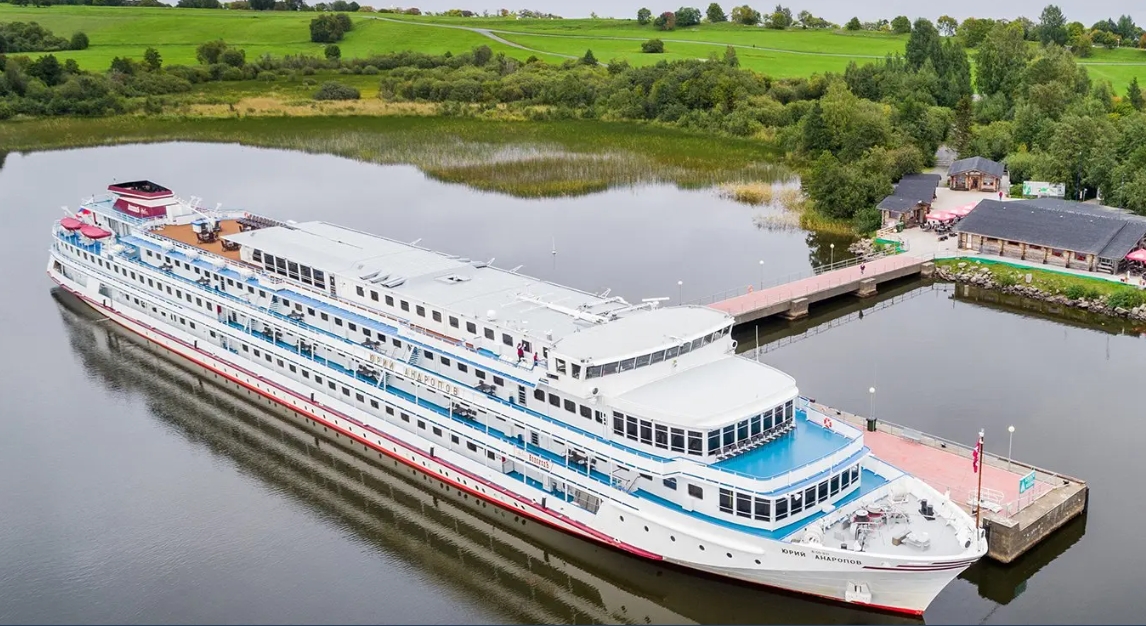 Теплоход &laquo;Юрий Андропов&raquo;