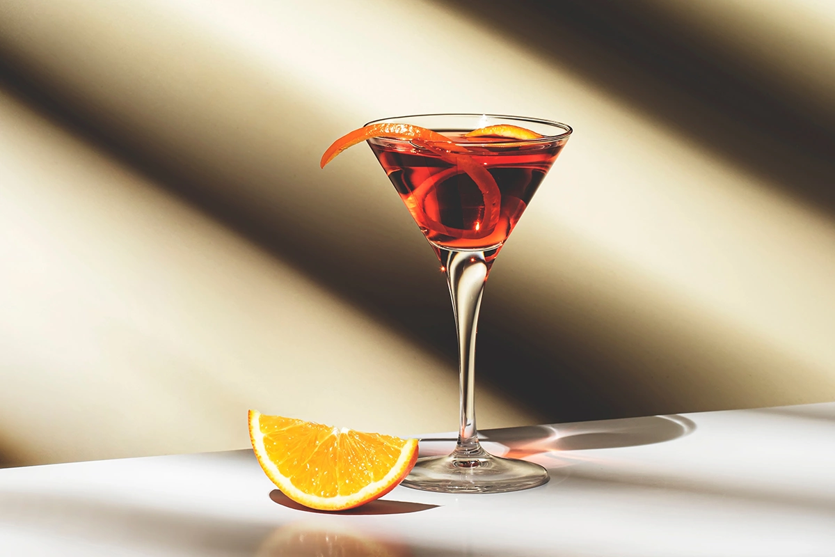 Ликер — это чаще всего сладкий алкогольный напиток, который можно как пить в чистом виде, так и добавлять в коктейли