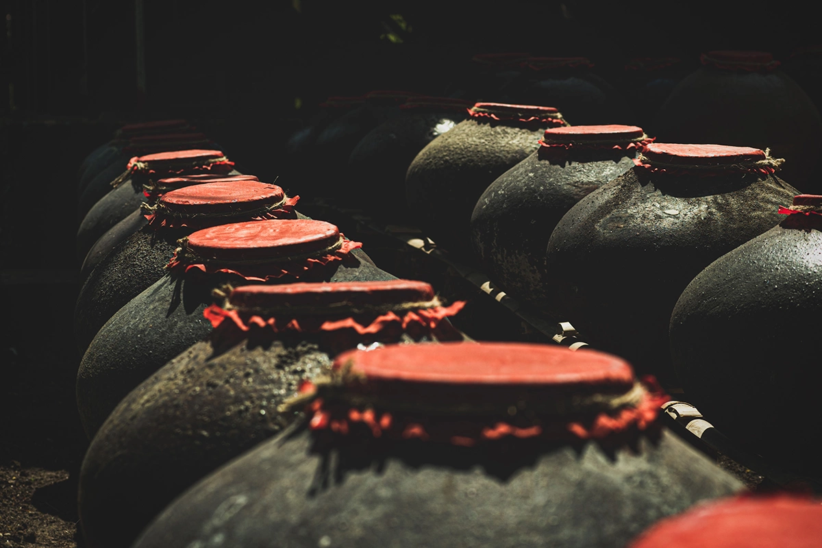 Любое вино, сделанное в глине, обладает уникальными органолептическими качествами, которые трудно воспроизвести в других условиях