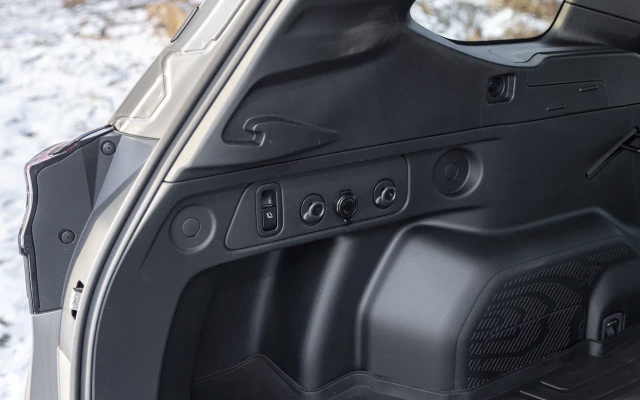 Отделка багажника нового&nbsp;Subaru Forester проста и утилитарна, но не без приятных вещей. Есть розетка на 12 В, крючки, рулонная шторка&nbsp;