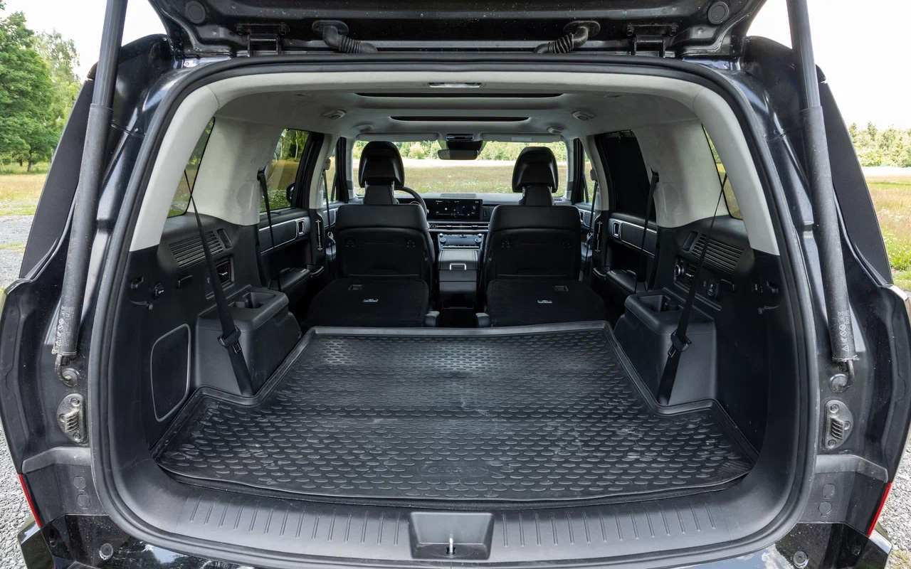 Максимально возможный объем трюма Hyundai Santa Fe — 2 046 л. Кстати, кресла второго ряда из машины можно вынуть