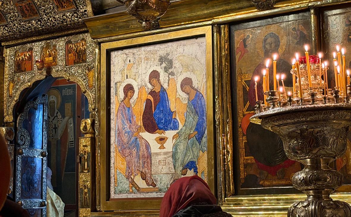 В Троицком соборе лавры установили копию «Троицы» Рублева на время проверки витрины