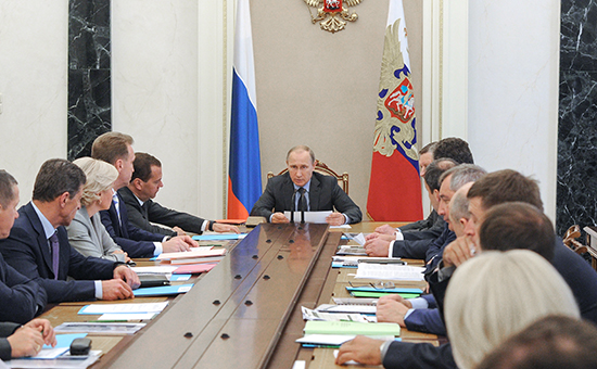 Президент России Владимир Путин во время совещания с членами правительства РФ в Кремле