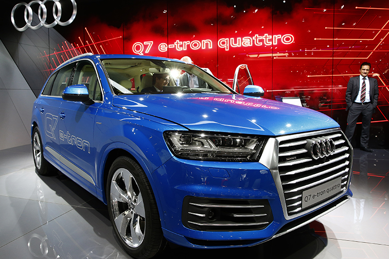 Audi Q7

Солидными автомобилями располагает Министерство иностранных&nbsp;дел. На него, например, записан Audi&nbsp;Q7, купленный за&nbsp;7 млн&nbsp;руб. В ведомстве РБК посоветовали обратить внимание на&nbsp;то, что&nbsp;МИД использует автомобили &laquo;для представительских целей&raquo;
