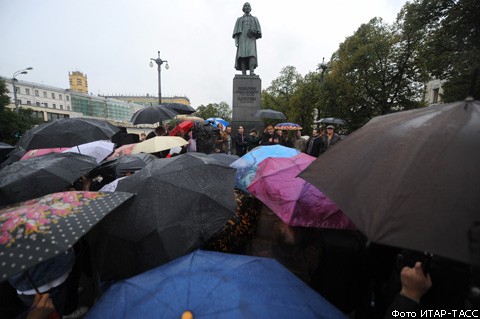 Театр им.Гоголя устроил митинг-спектакль