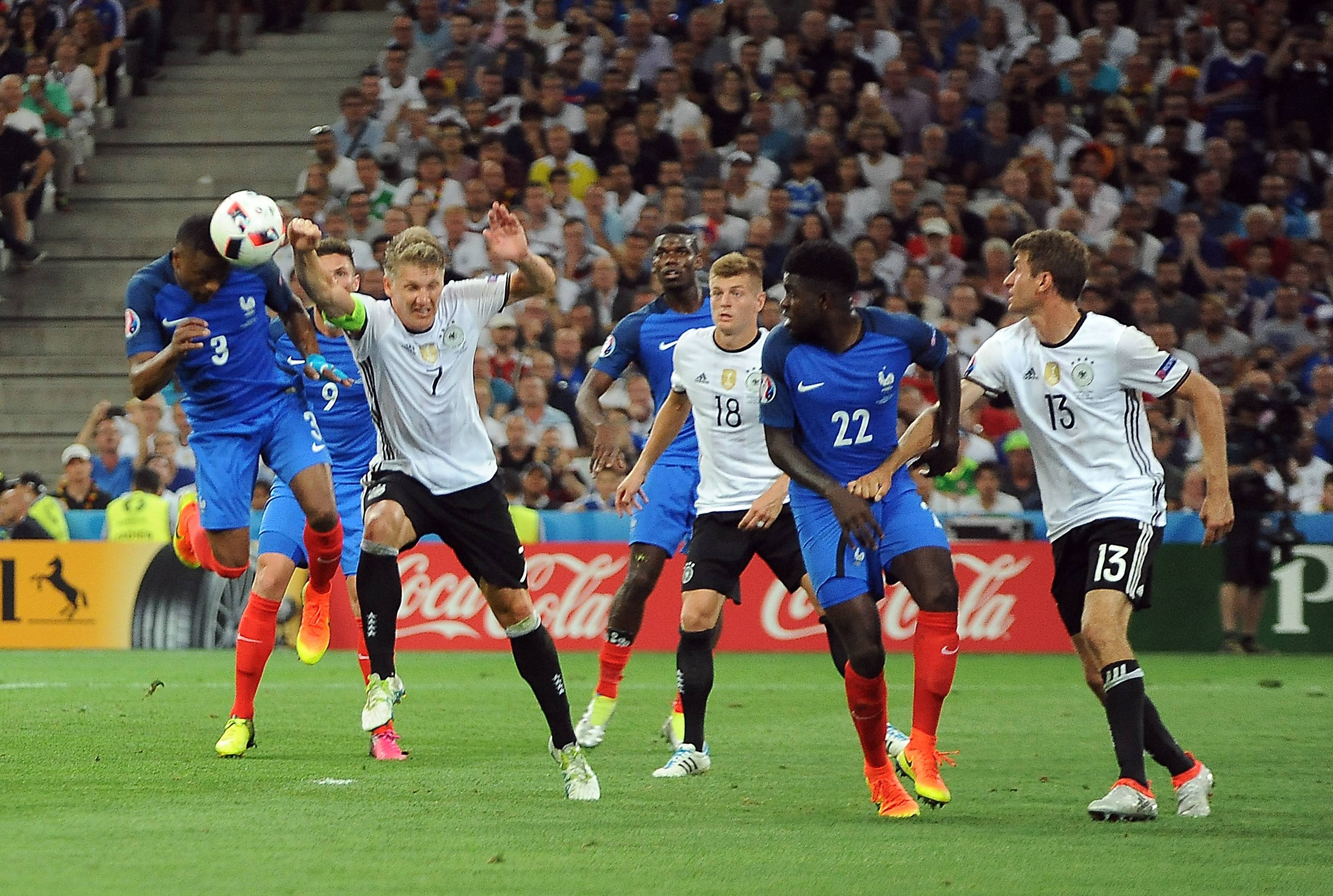 Сборная Германии доминировала в полуфинале с французами, но в концовке первого тайма пропустила с пенальти, который сопернику заработал Бастиан Швайнштайгер, сыгравший рукой в собственной штрафной.