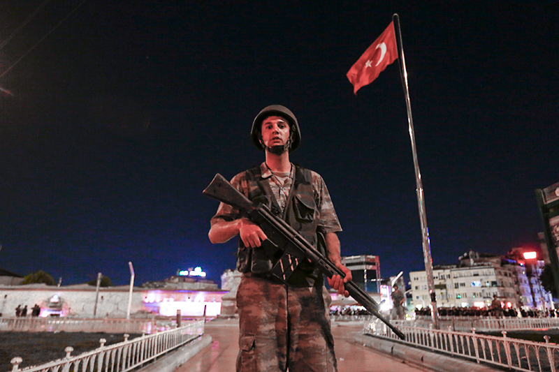 Турецкий солдат на площади Таксим в центральной части Стамбула


