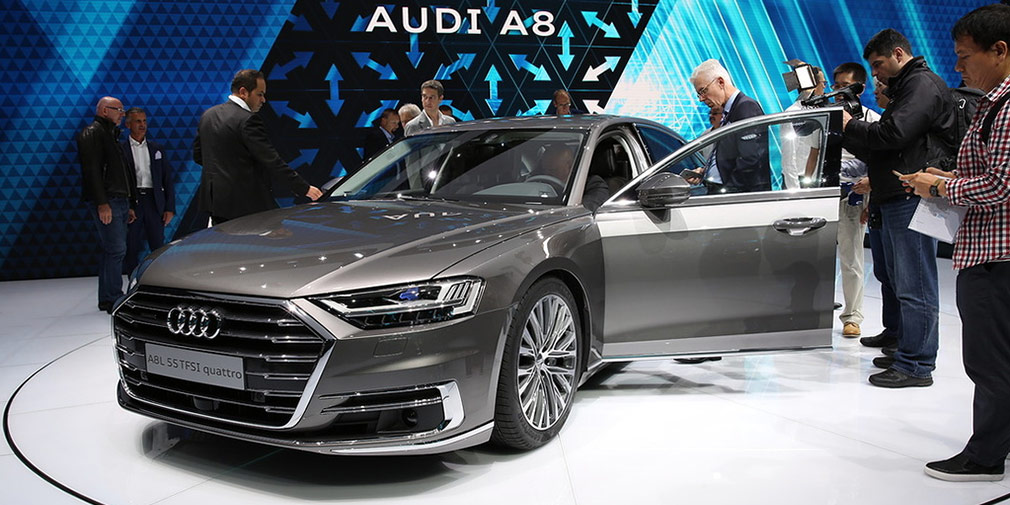 Audi A8

Представленный во Франкфурте флагманский седан Audi A8 открывает новую страницу в истории дизайна марки. Модель не похожа ни на одну из ныне существующих Audi.
