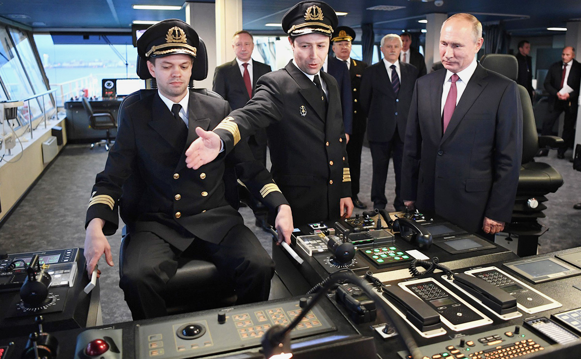 Владимир Путин во время осмотра систем управления ледокола &laquo;Виктор Черномырдин&raquo;