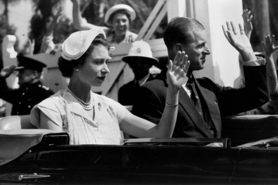 Королева Елизавета II и принц Филипп по пути в аэропорт Игл-Фарм, Брисбен, Квинсленд, 1954 год