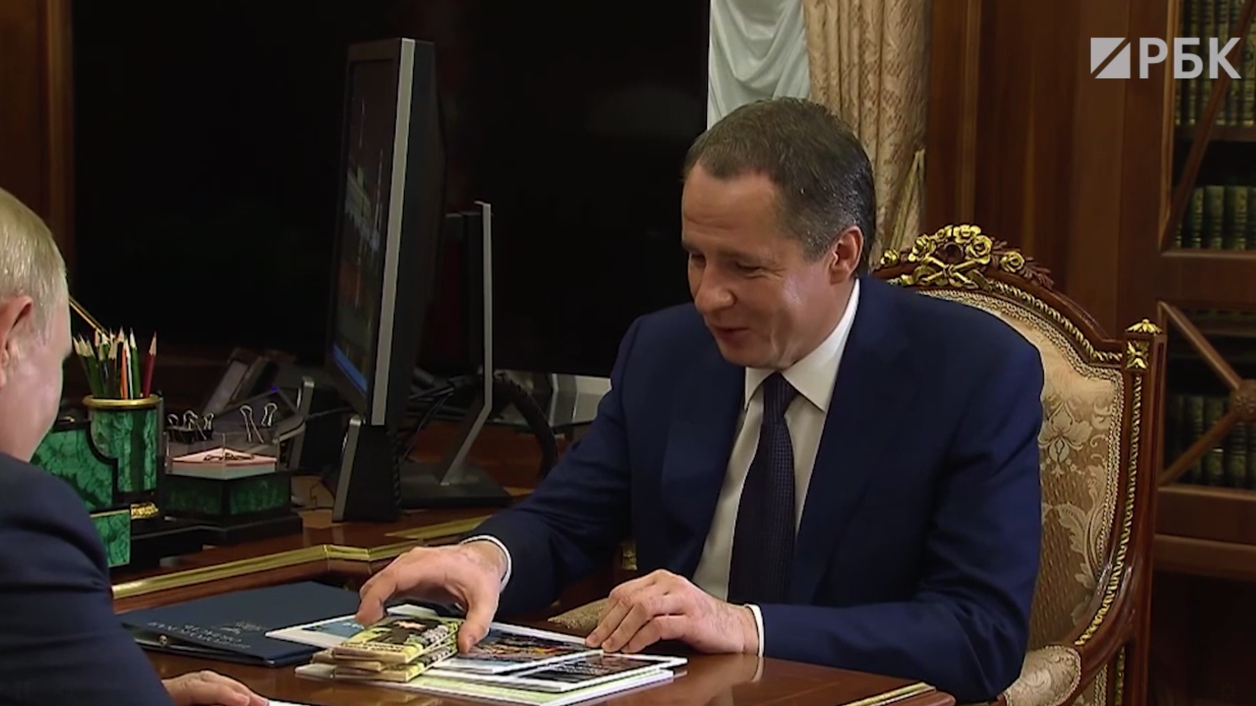 Гладков подарил Путину шоколадку «Алешка» и рассказал историю ее создания