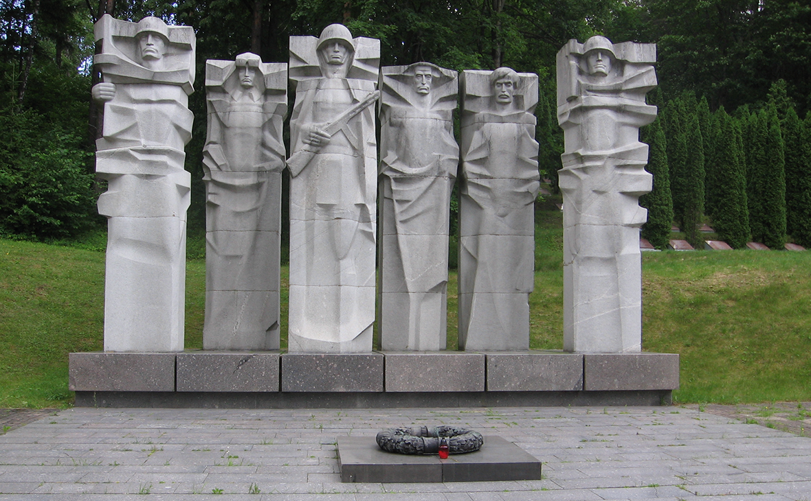 Мемориальный ансамбль советским воинам Великой Отечественной войны на Антакальнисе