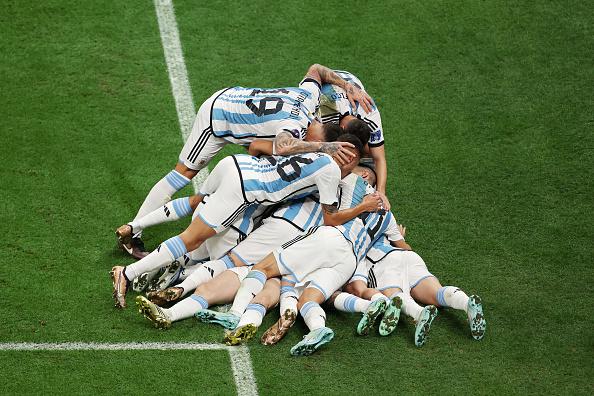 Сборная Аргентины празднует забитый на 23 минуте мяч