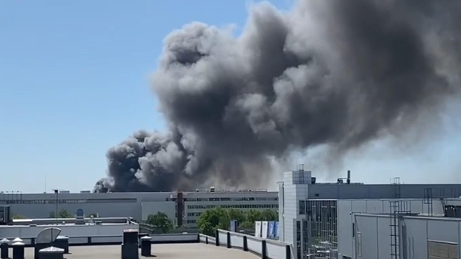 Пожарные потушили открытое горение в ангаре на юго-востоке Москвы
