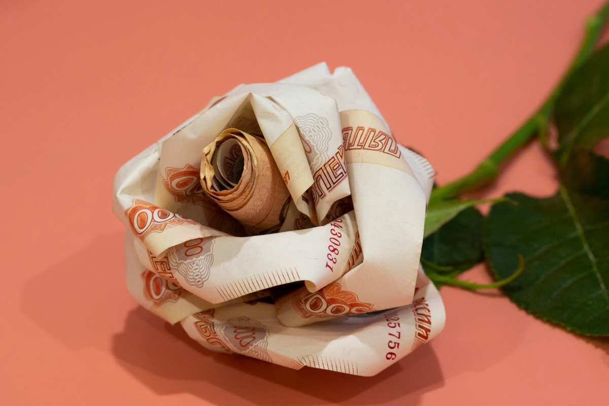 Роза из пятитысячной рублевой купюры