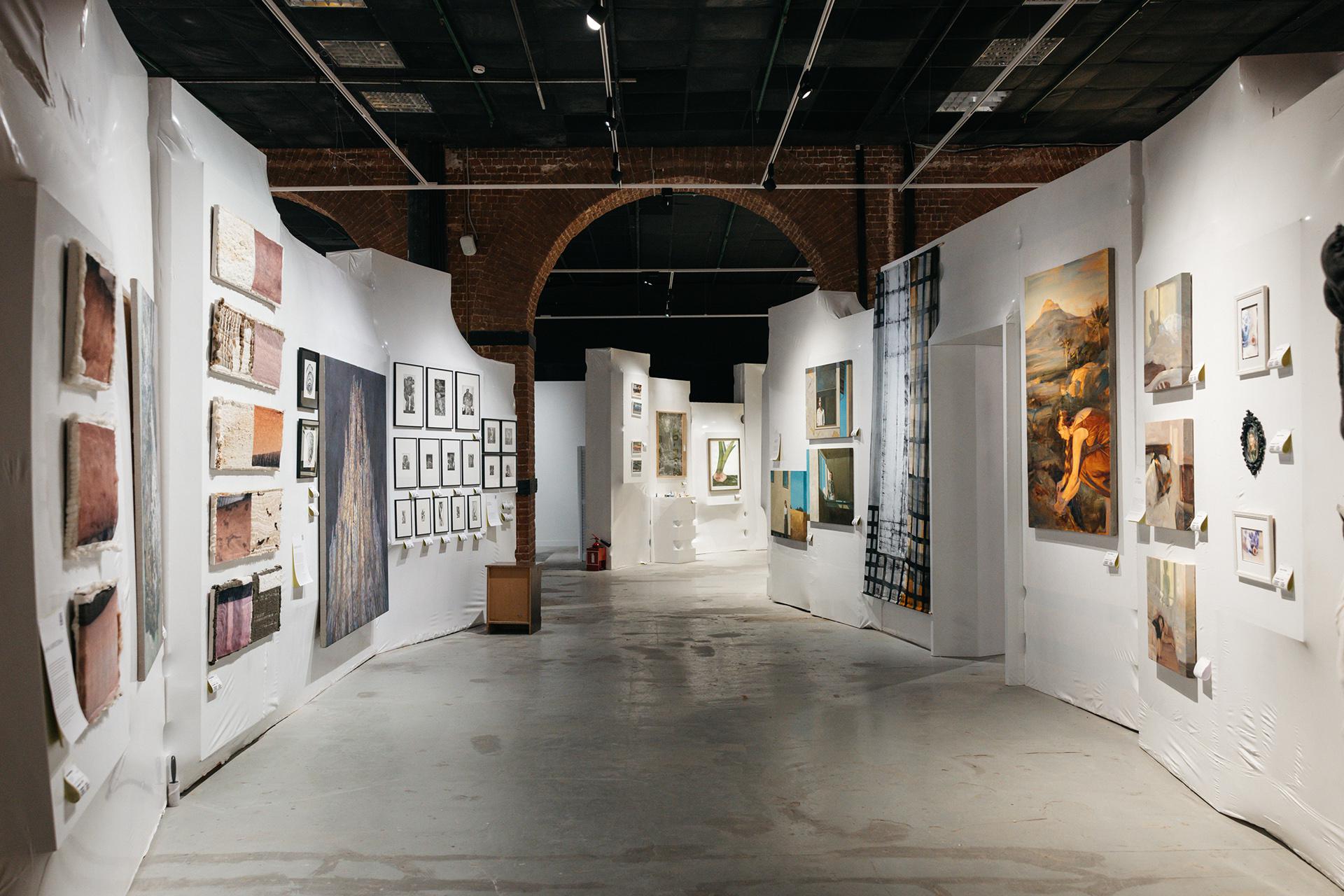 Экспозиция ярмарки молодого искусства Blazar