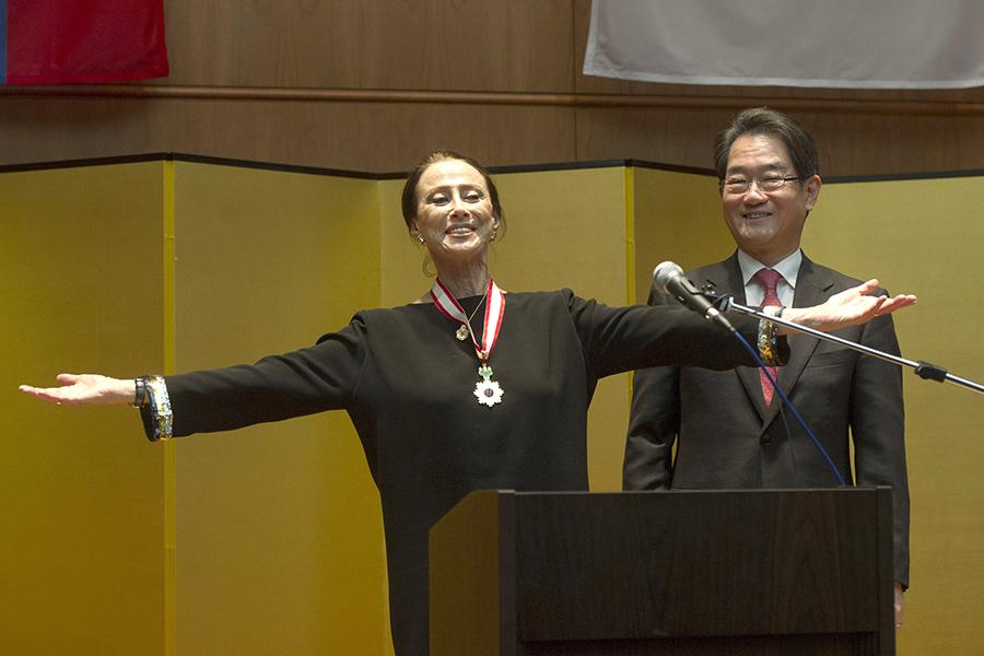 Майя Плисецкая с Орденом восходящего солнца, врученным ей послом Японии в России Тикахито Харадой (справа), 2012 год