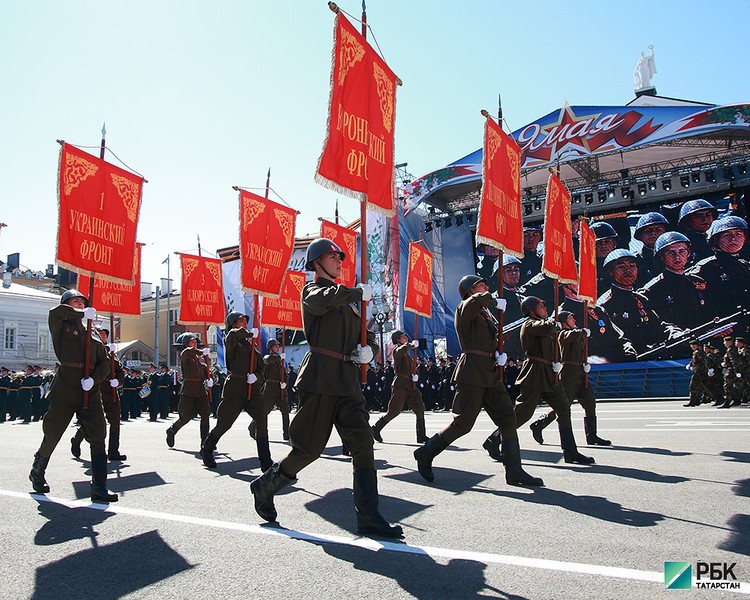 Казань отметила День Победы парадом и поющим флешмобом