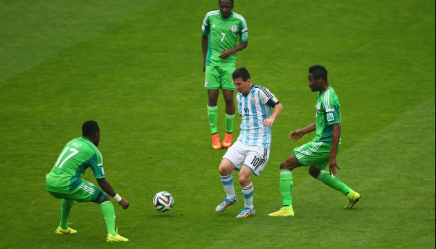 Ахмед Муса (№7) и Лионель Месси обменялись дублями в матче Нигерия - Аргентина 