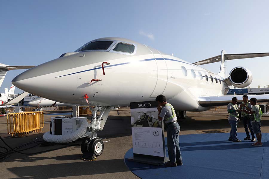 Американская компания Gulfstream, специализирующаяся на строительстве бизнес-джетов, представила новый самолет G600. Борт предназначается для длительных перелетов. Дальность полетов составит 12 тыс. км, максимальная скорость 900 км/ч. Самолет может перевозить восемь пассажиров и четырех членов экипажа.
