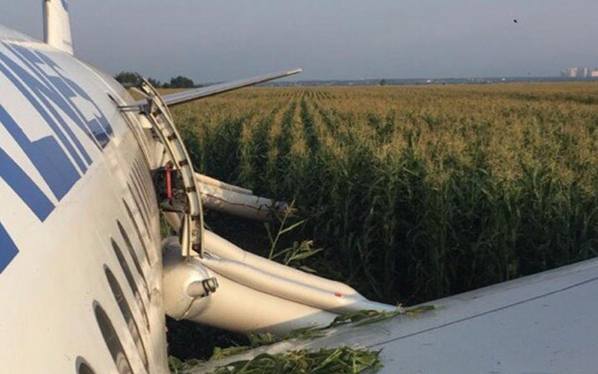 МЧС назвало причину жесткой посадки пассажирского самолета в Подмосковье