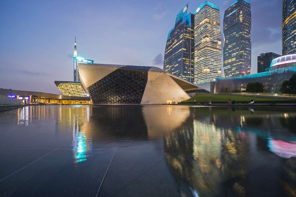 Футуристическое здание оперного театра Гуанчжоу имеет один из лучших в мире залов по акустике. Кроме того, здесь установлены&nbsp;инновационные системы смены декораций и преобразования сцены