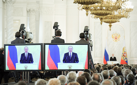 Президент России Владимир Путин во время выступления с ежегодным посланием Федеральному Собранию РФ в Георгиевском зале Кремля. 12 декабря 2013 год