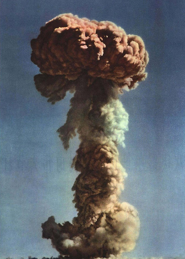 На фото: китайское ядерное испытание на озере Лобнор в провинции Синьцзян в 1964 году.

Полигон расположен на месте высохшего озера Лобнор в Синьцзян-Уйгурском автономном районе Китая. Первые испытания прошли здесь 16 октября 1964 года (мощность взрыва составила 22 тыс. т); в июне 1967 года на полигоне испытали первую китайскую водородную бомбу. К моменту, когда в 1996 году Пекин подписал ДВЗЯИ, на Лобноре провели 45 испытаний&nbsp;&mdash; 23 атмосферных и 22 подземных. Сейчас полигон не действует