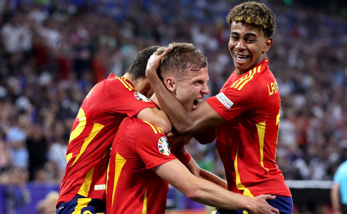Дани Ольмо и Ламин Ямаль празднуют гол, забитый в ворота французов в полуфинале Евро