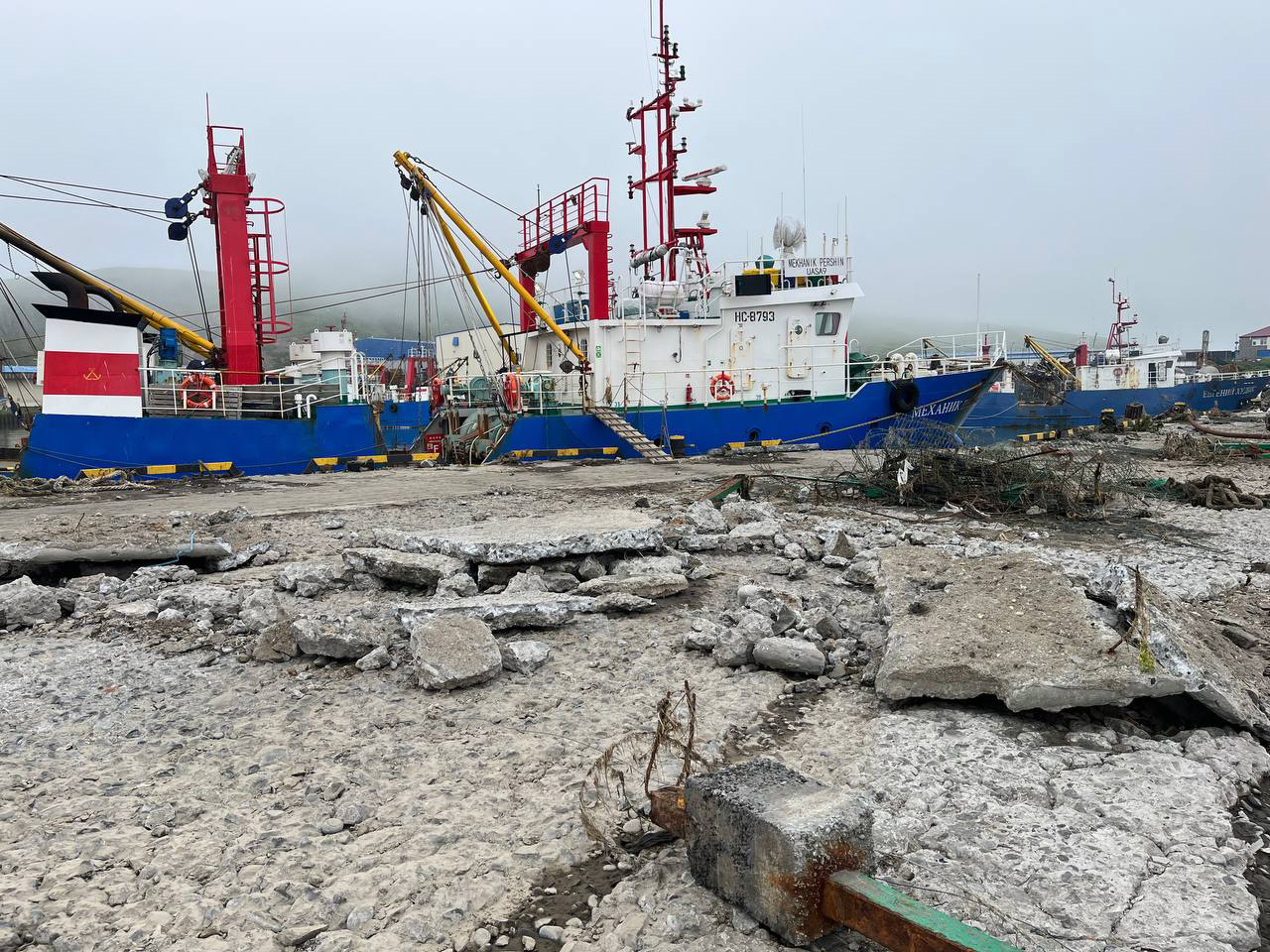 Порт Северо-Курильска после землетрясения и цунами