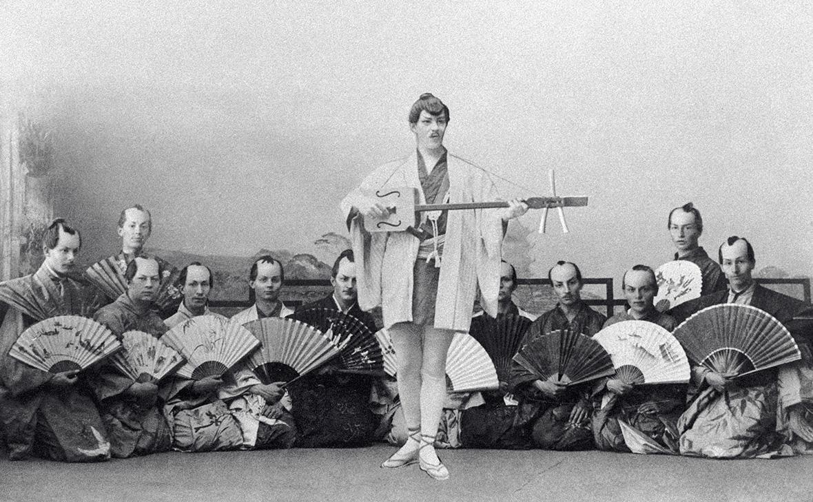 Константин Станиславский (в центре) в роли микадо Нанки-Пу в оперетте Сюлливана &laquo;Микадо&raquo;, декабрь 1890&nbsp;г.
